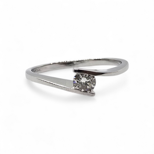 Solitario en oro blanco 18k y brillante.