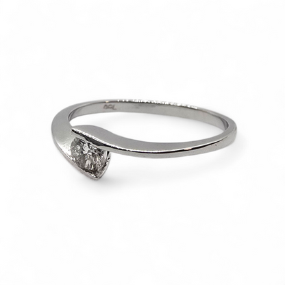 Solitario en oro blanco 18k y brillante.