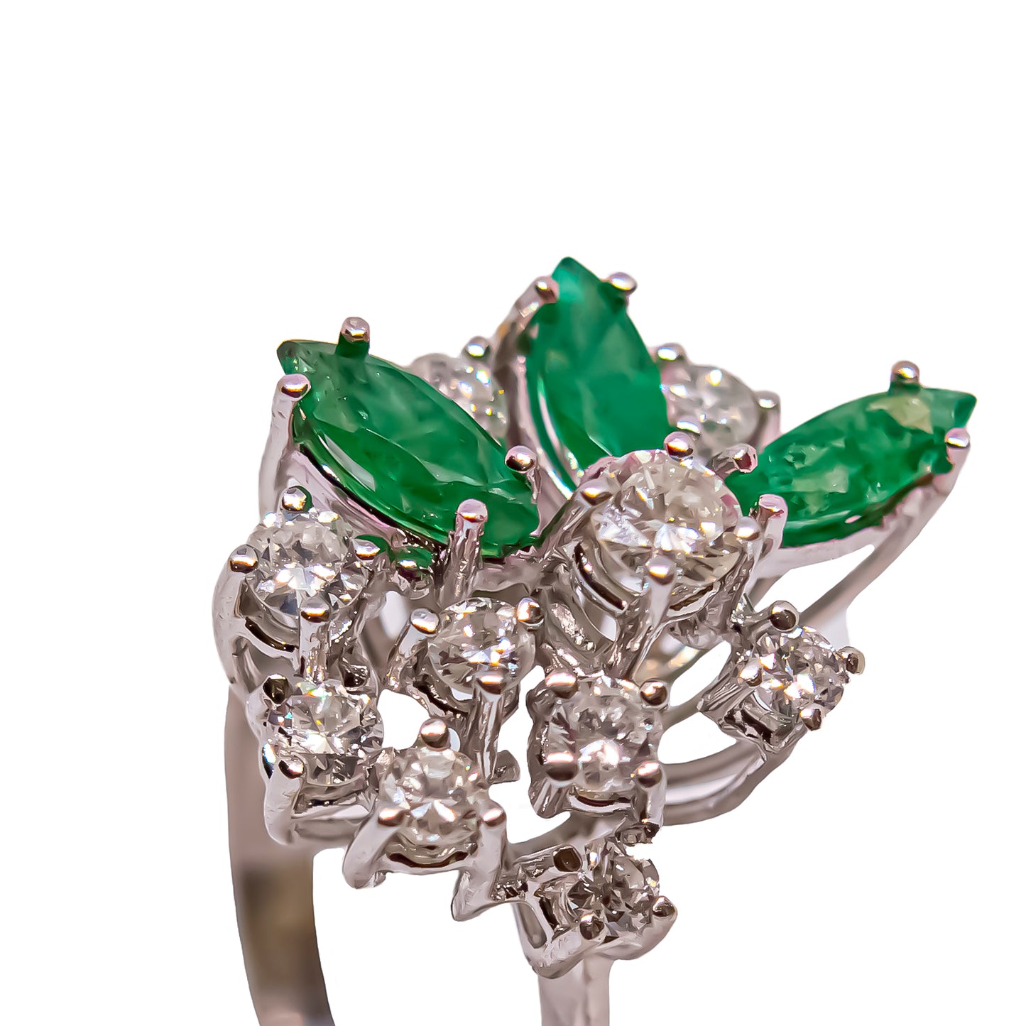 Conjunto de sortija y pendientes en oro blanco de 18 quilates con esmeraldas y diamantes.