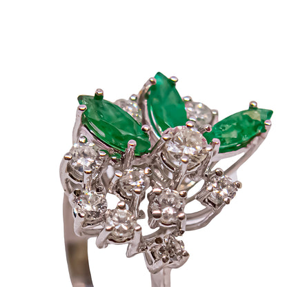 Conjunto de sortija y pendientes en oro blanco de 18 quilates con esmeraldas y diamantes.