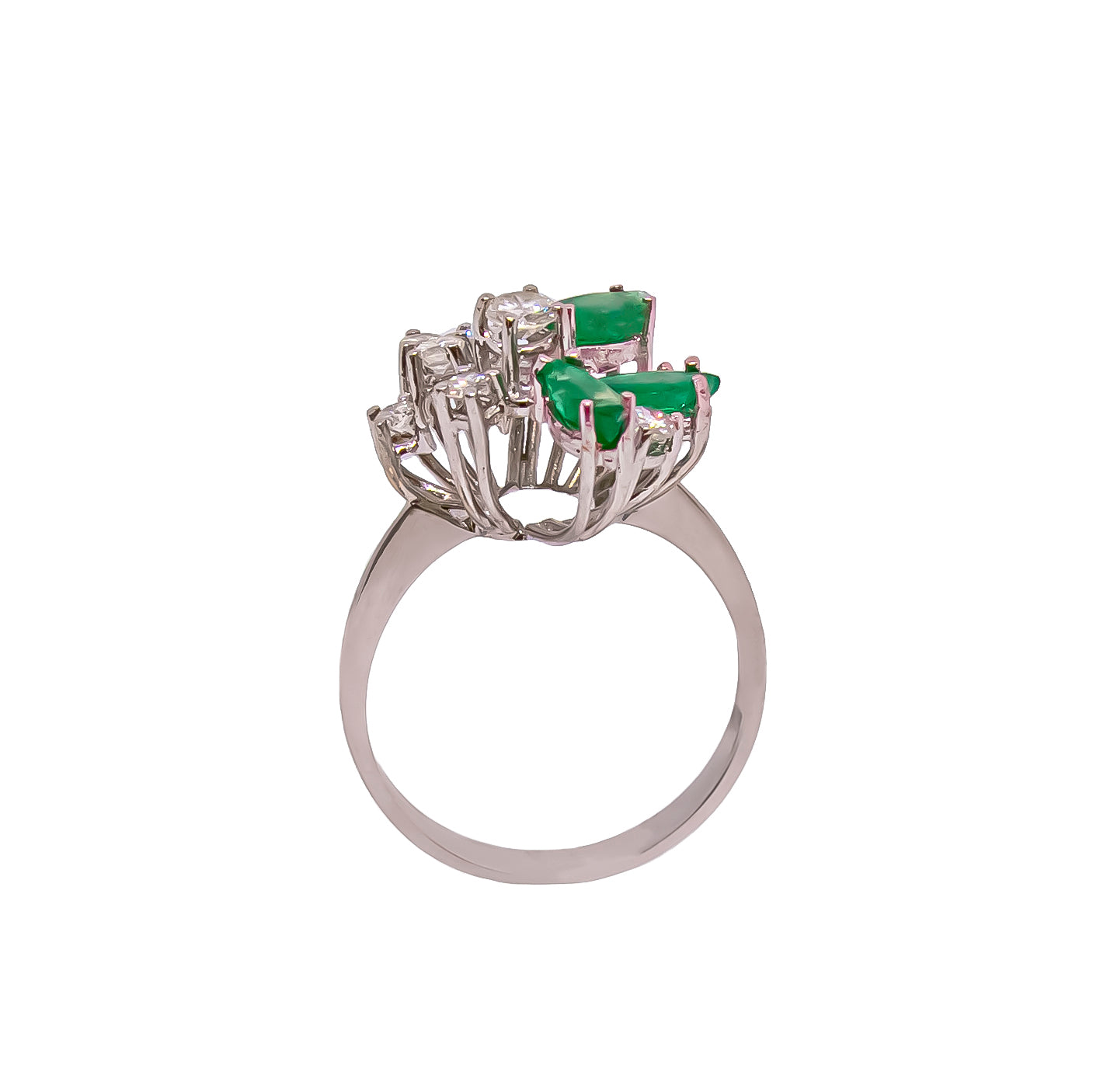 Conjunto de sortija y pendientes en oro blanco de 18 quilates con esmeraldas y diamantes.