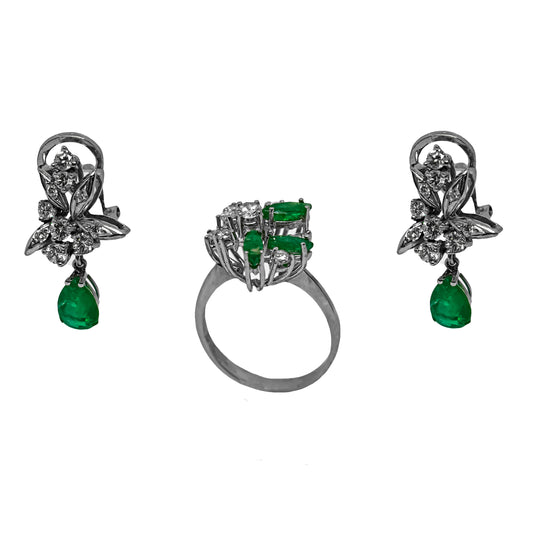 Conjunto de sortija y pendientes en oro blanco de 18 quilates con esmeraldas y diamantes.