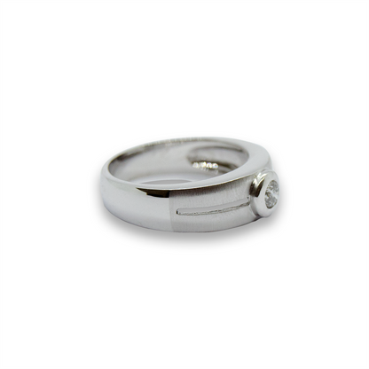 Anillo de oro blanco de 18k en dos tonos y diamante