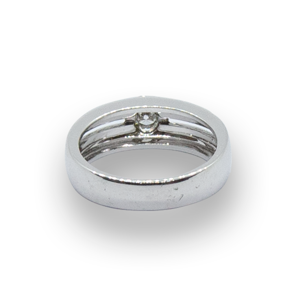 Anillo de oro blanco de 18k en dos tonos y diamante