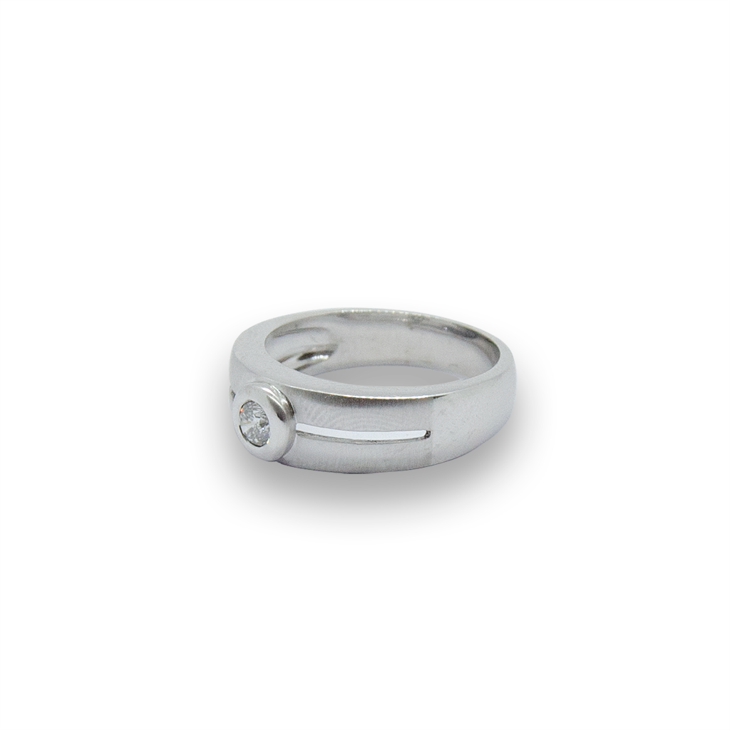 Anillo de oro blanco de 18k en dos tonos y diamante