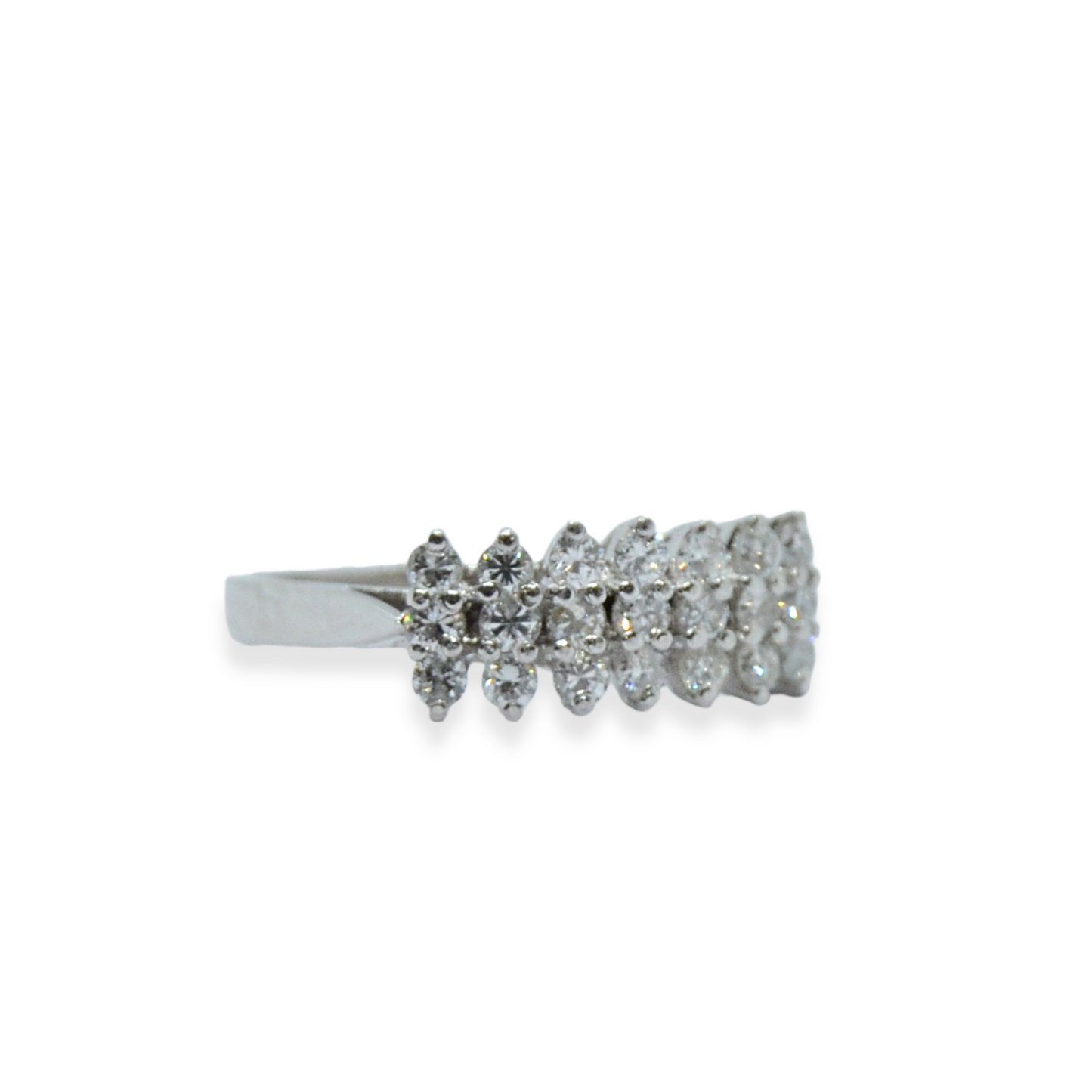 Sortija oro blanco 18k y diamantes.