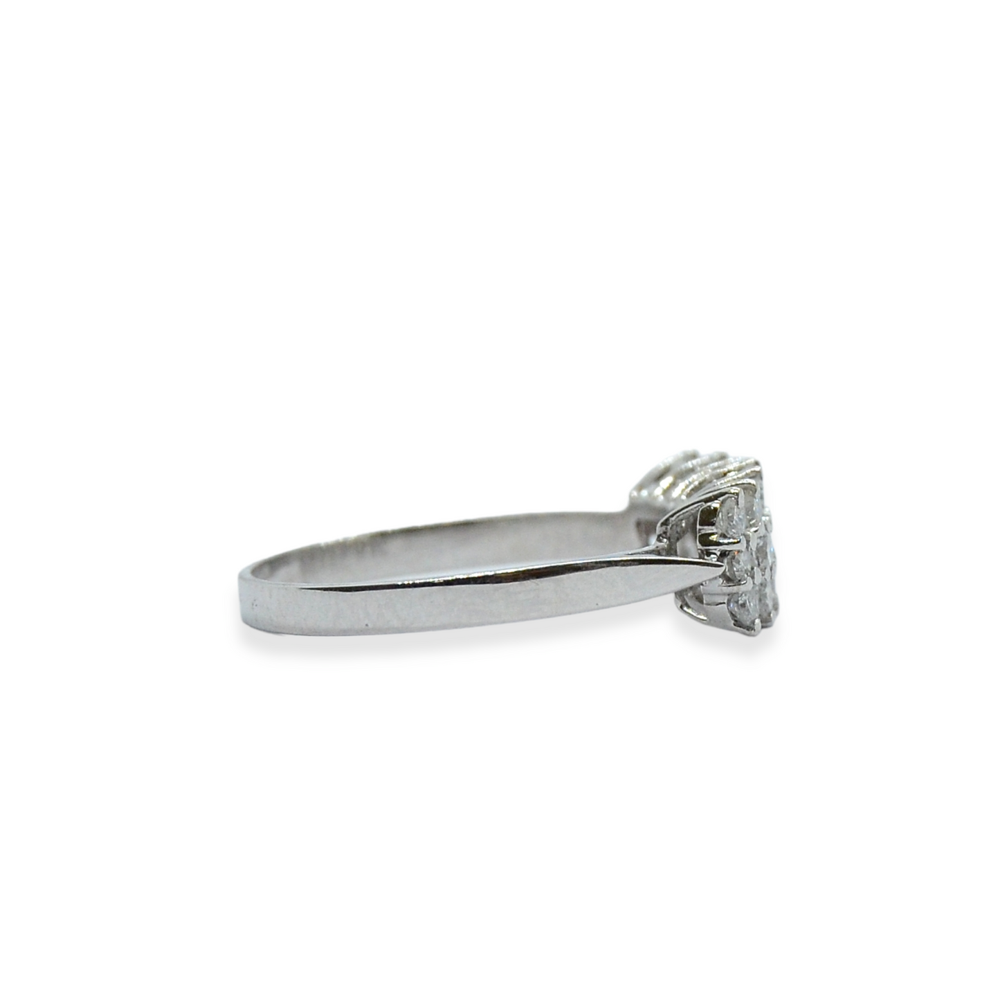 Sortija oro blanco 18k y diamantes.