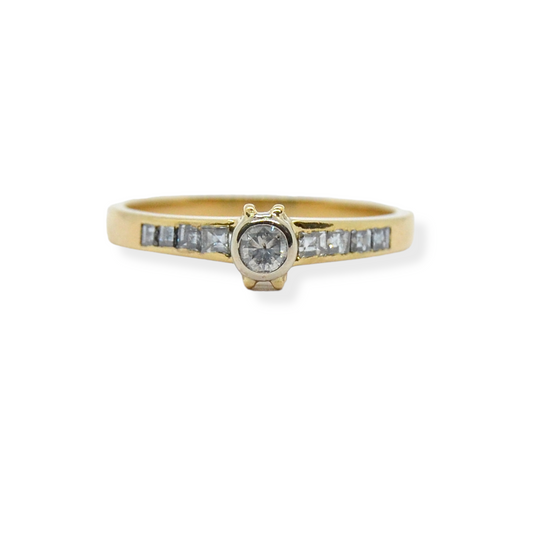 Anillo en oro amarillo de 18k y diamantes corte brillante y princesa.