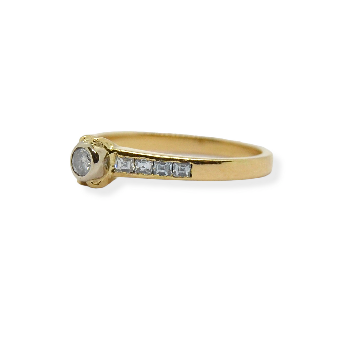 Anillo en oro amarillo de 18k y diamantes corte brillante y princesa.