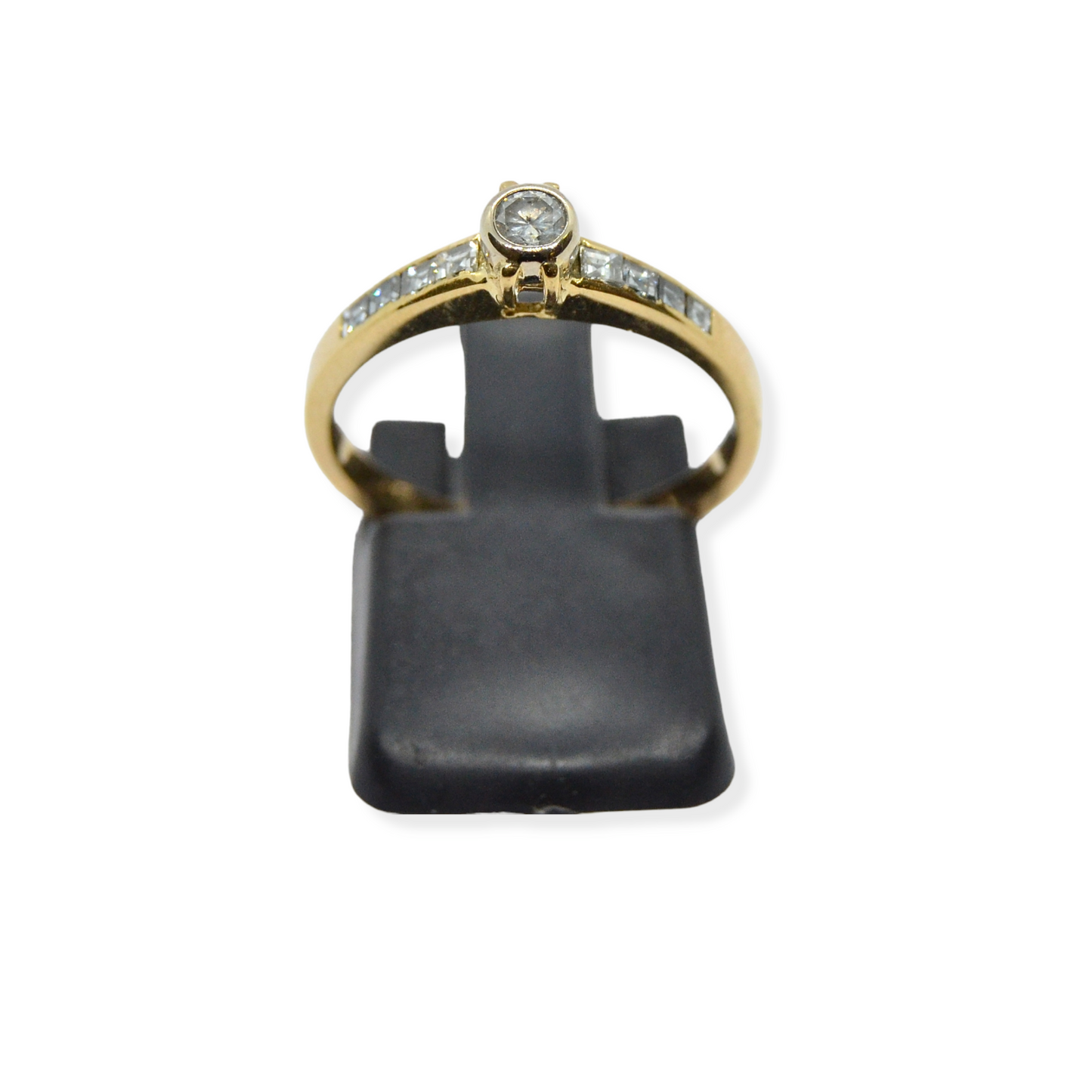 Anillo en oro amarillo de 18k y diamantes corte brillante y princesa.