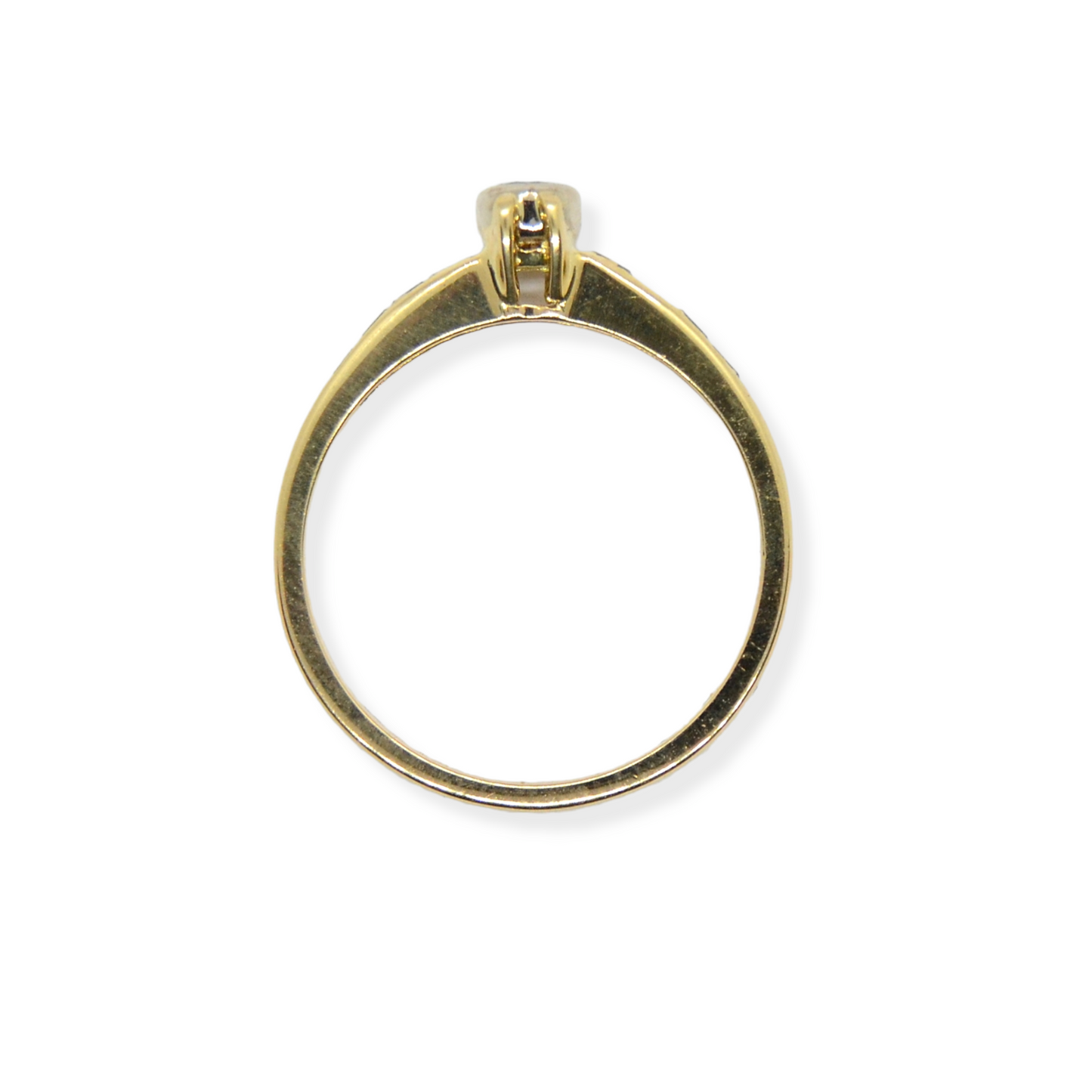 Anillo en oro amarillo de 18k y diamantes corte brillante y princesa.
