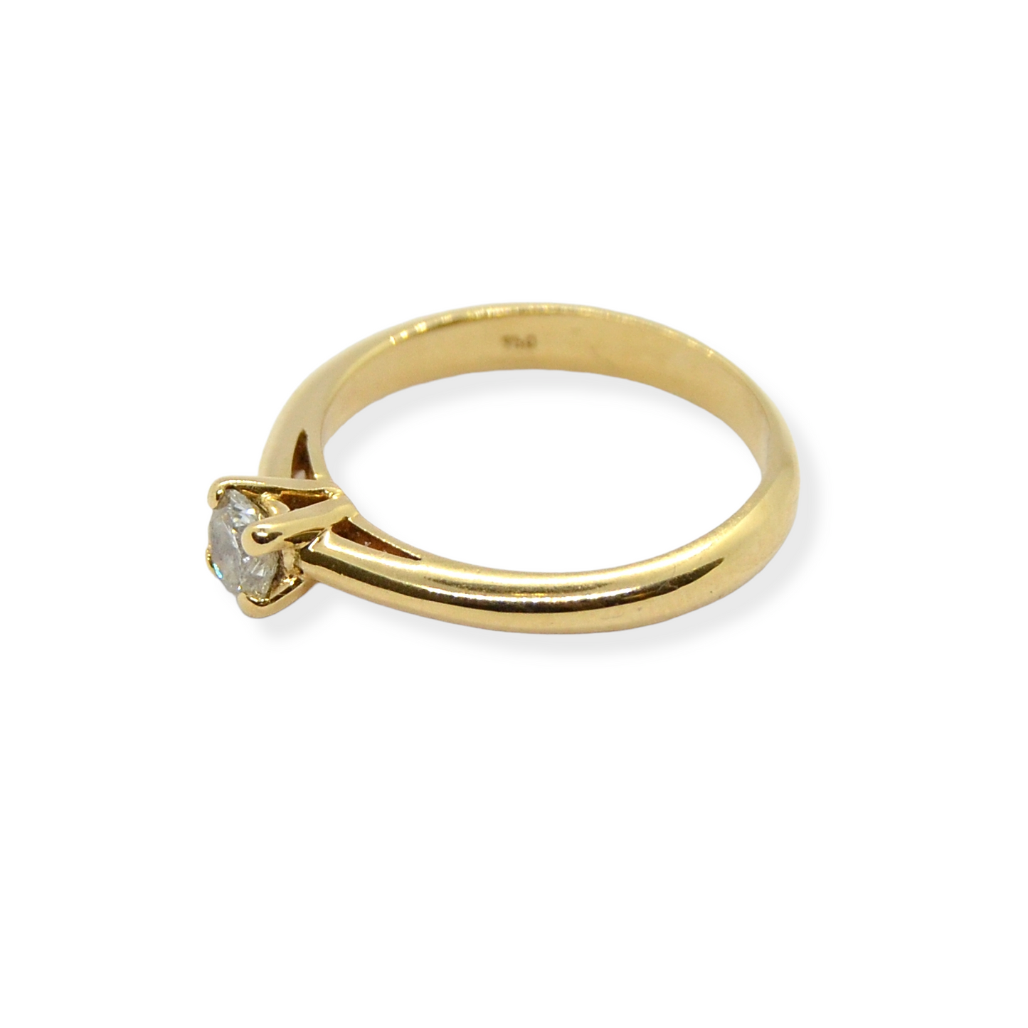 Anillo solitario en oro amarillo de 18k y diamante.