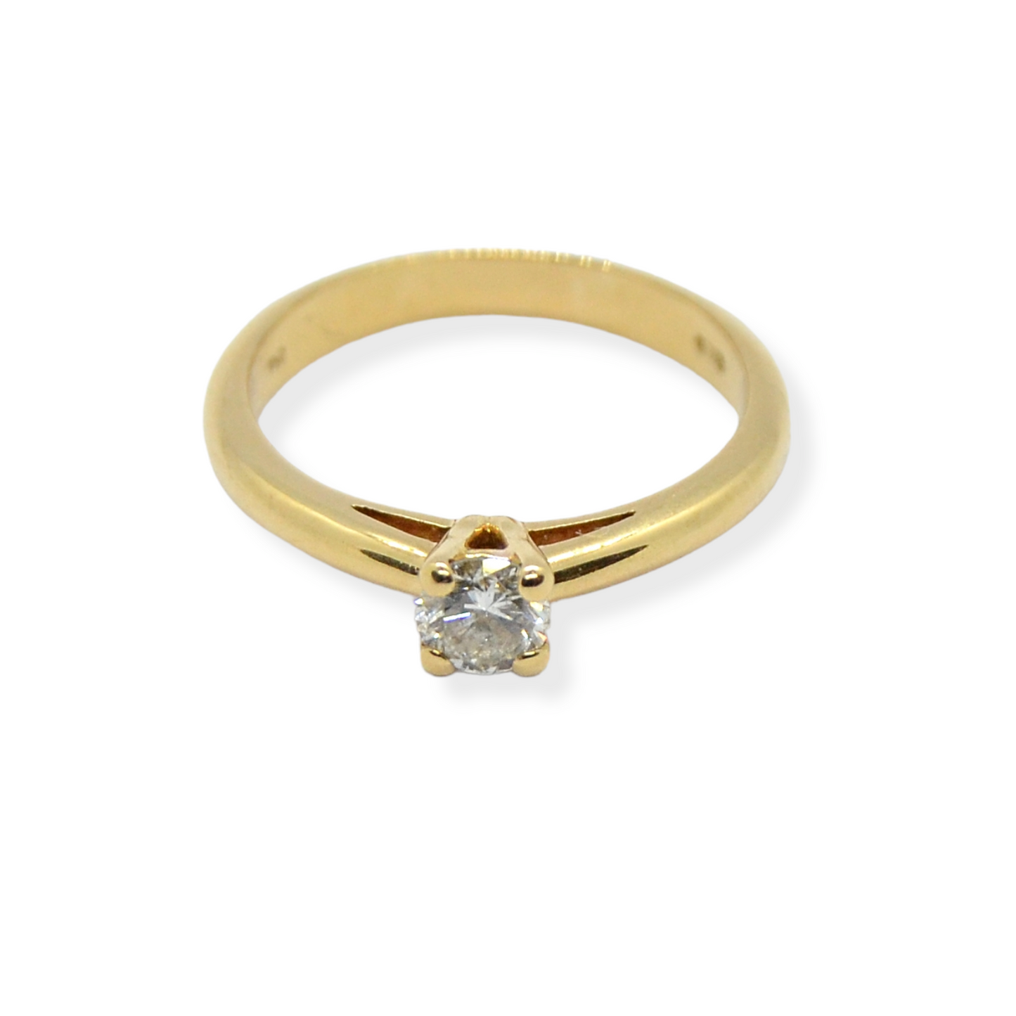Anillo solitario en oro amarillo de 18k y diamante.