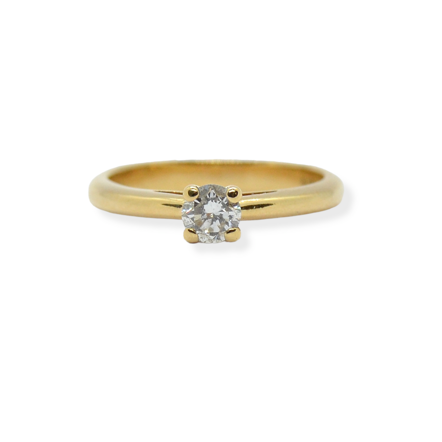 Anillo solitario en oro amarillo de 18k y diamante.
