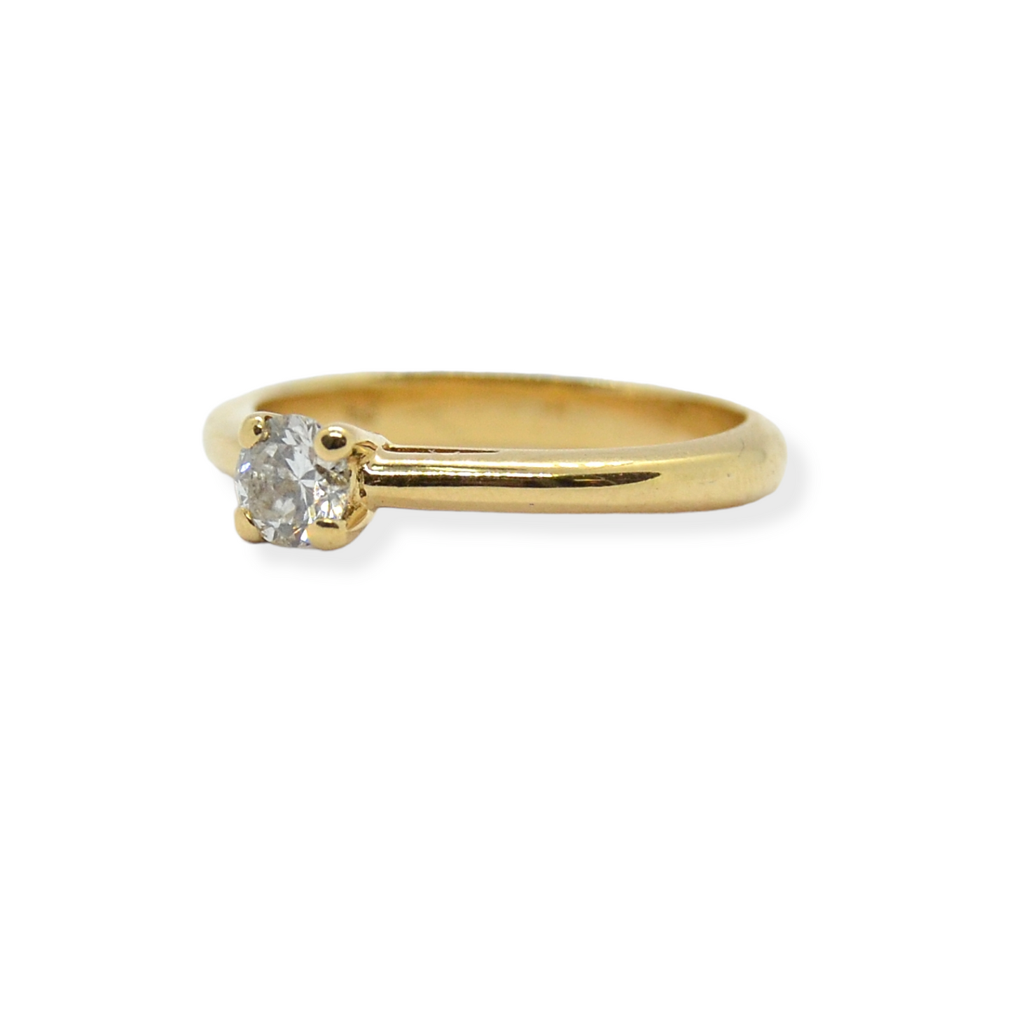 Anillo solitario en oro amarillo de 18k y diamante.