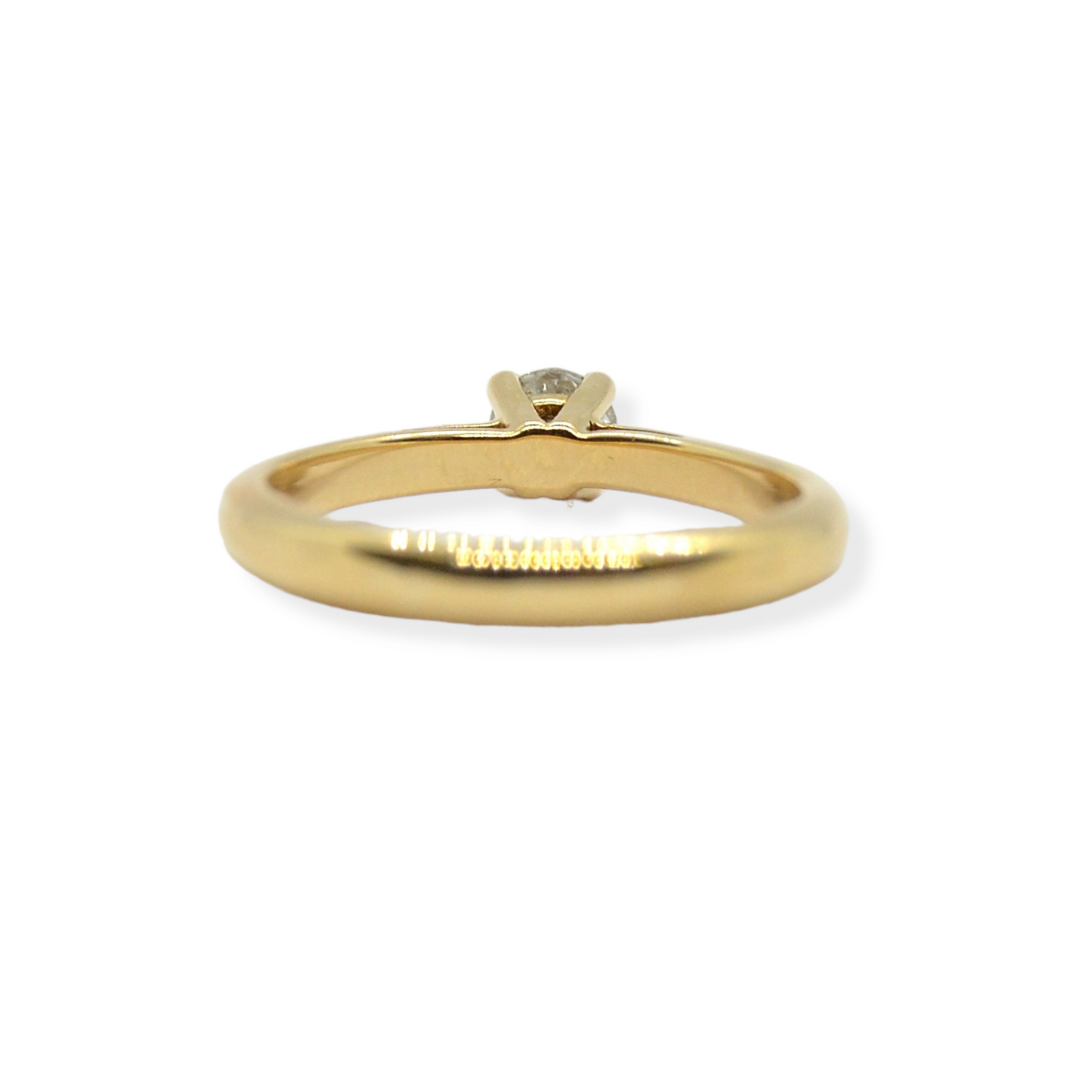 Anillo solitario en oro amarillo de 18k y diamante.