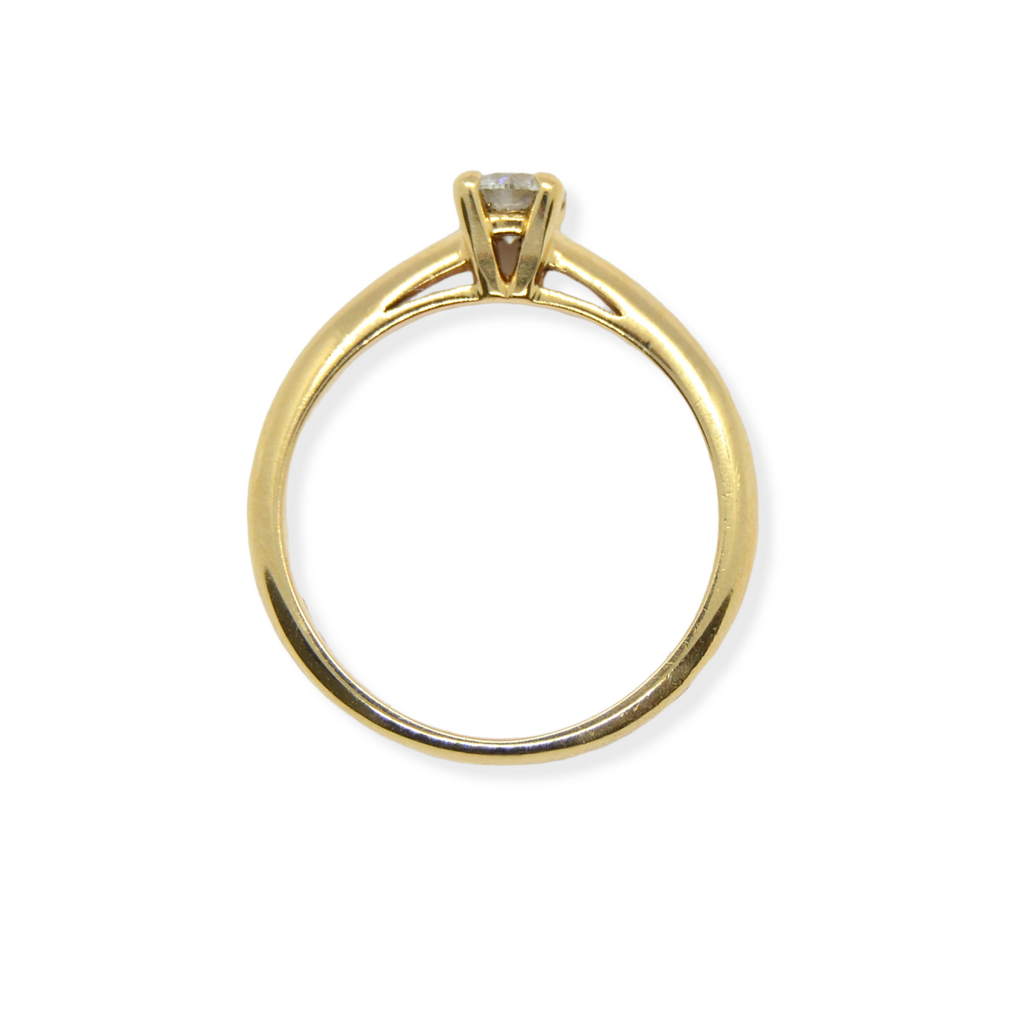 Anillo solitario en oro amarillo de 18k y diamante.
