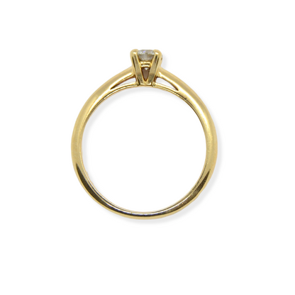 Anillo solitario en oro amarillo de 18k y diamante.