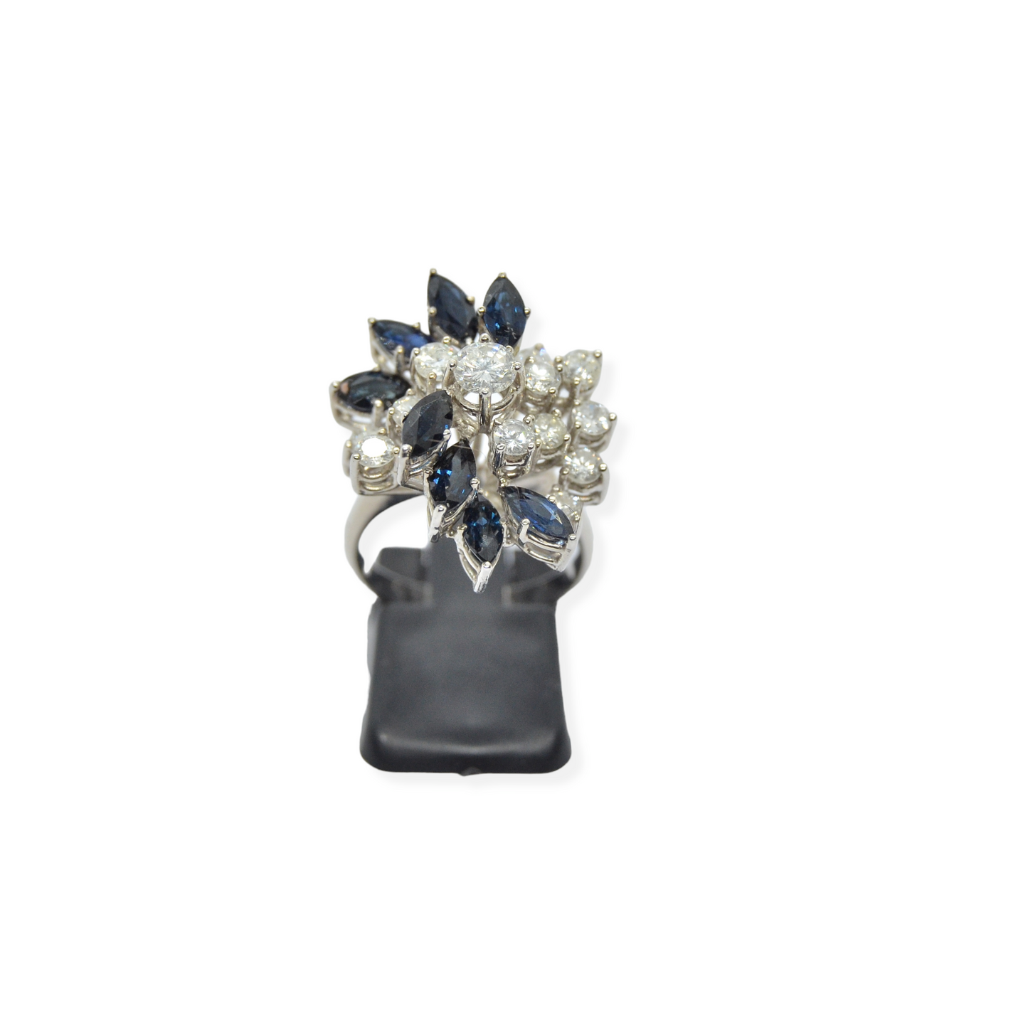 Juego de sortija y pendientes en oro blanco 18k, zafiros y diamantes.
