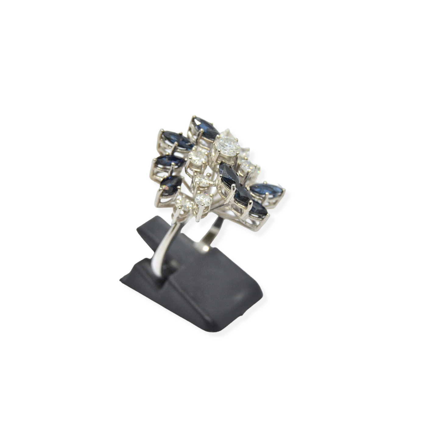 Juego de sortija y pendientes en oro blanco 18k, zafiros y diamantes.