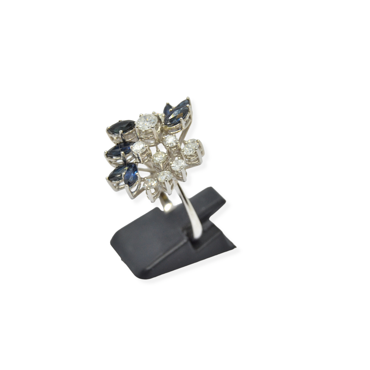 Juego de sortija y pendientes en oro blanco 18k, zafiros y diamantes.