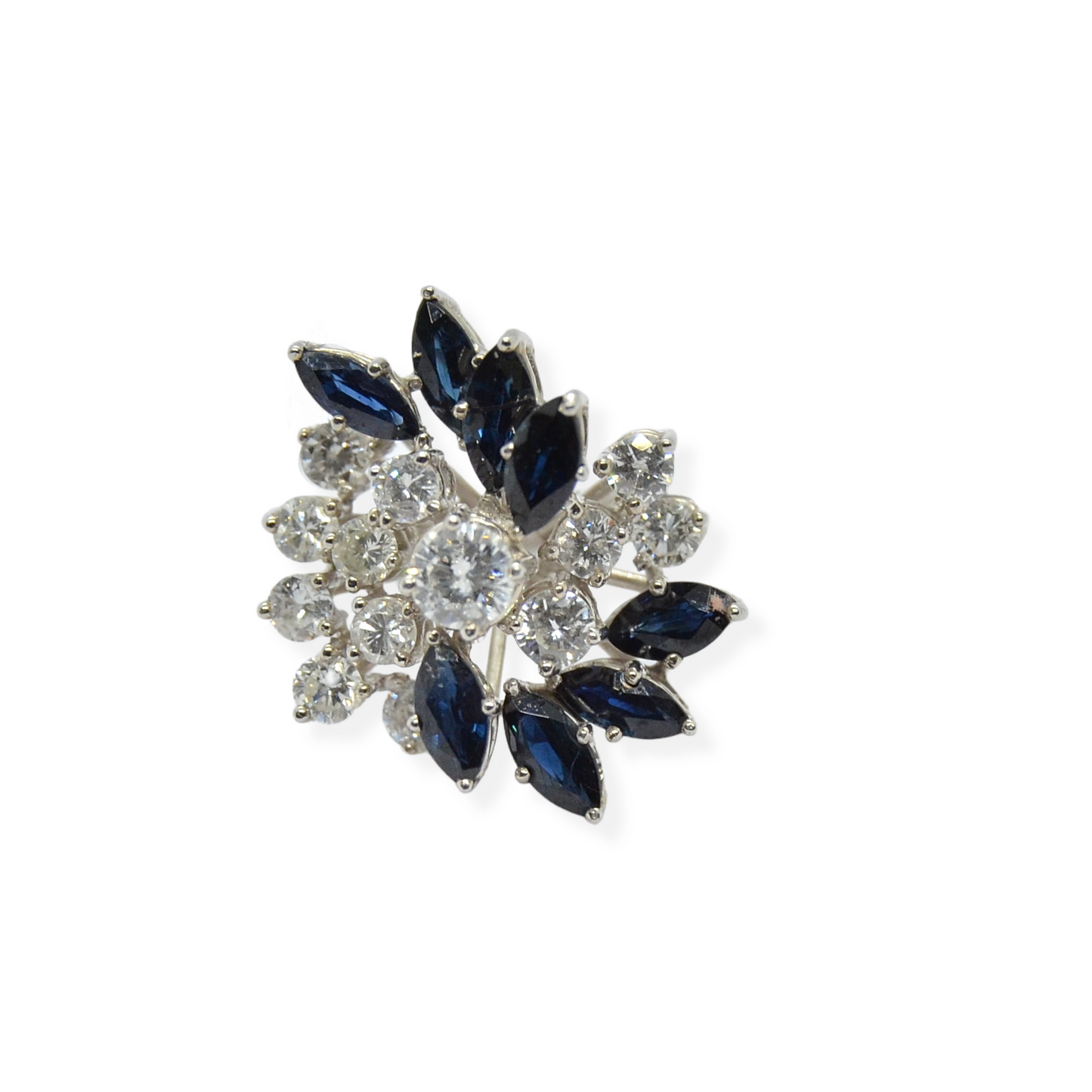 Juego de sortija y pendientes en oro blanco 18k, zafiros y diamantes.