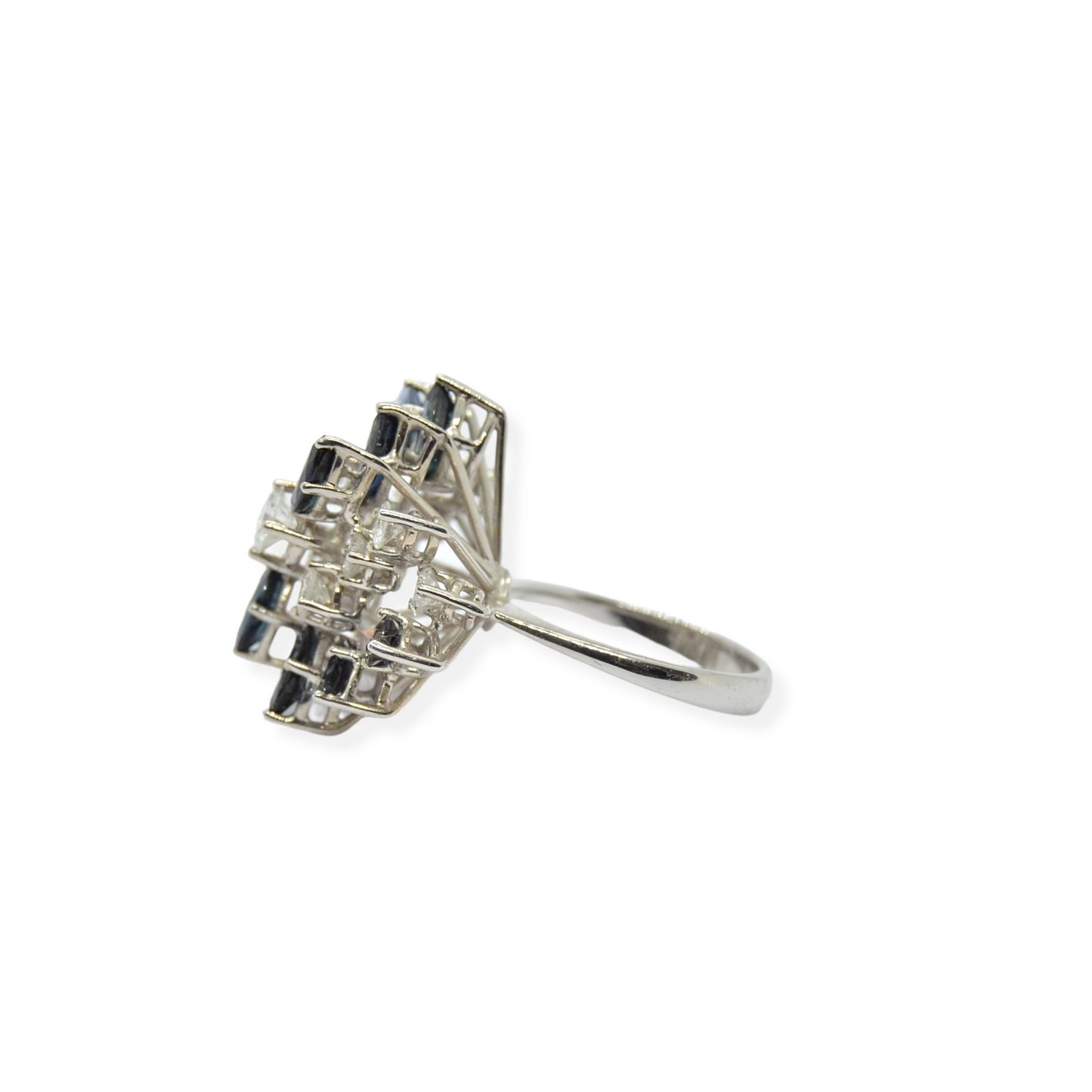 Juego de sortija y pendientes en oro blanco 18k, zafiros y diamantes.