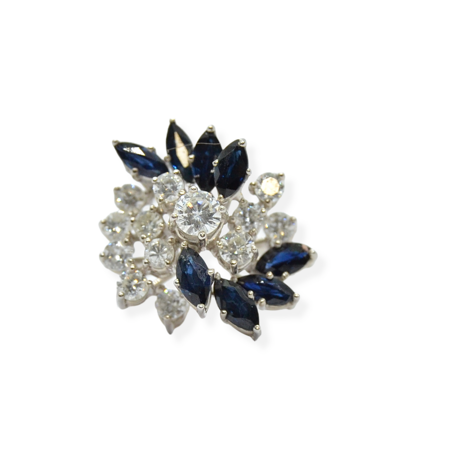 Juego de sortija y pendientes en oro blanco 18k, zafiros y diamantes.