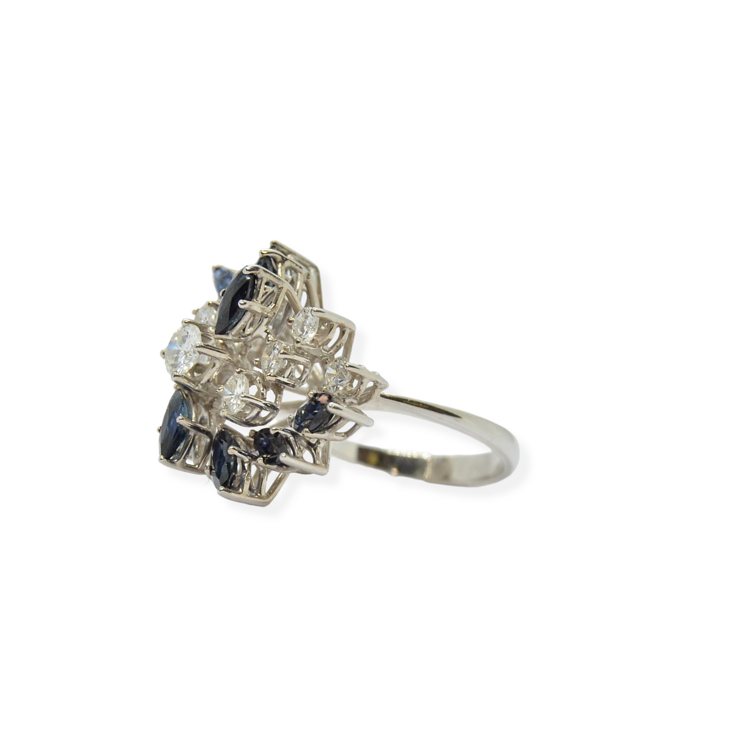 Juego de sortija y pendientes en oro blanco 18k, zafiros y diamantes.