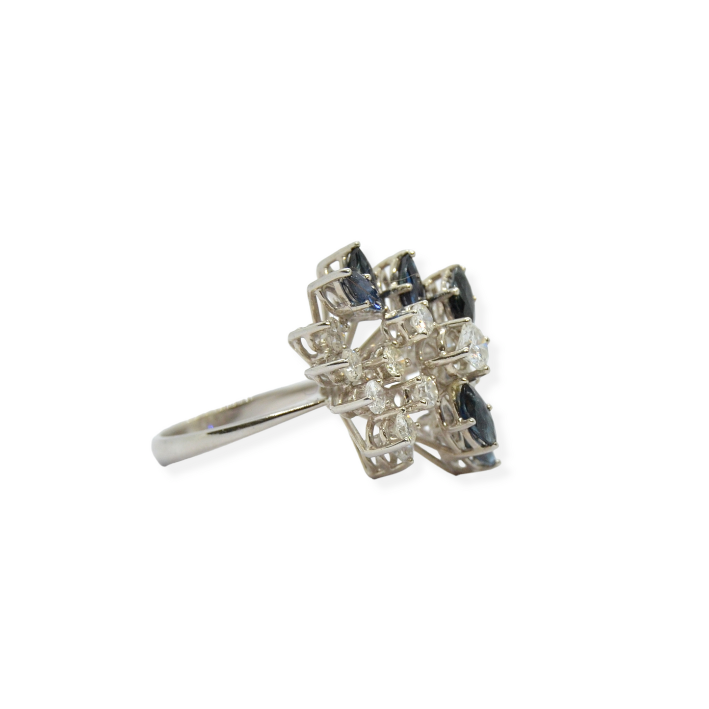 Juego de sortija y pendientes en oro blanco 18k, zafiros y diamantes.