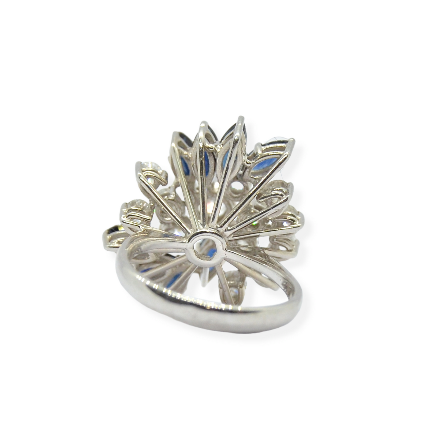 Juego de sortija y pendientes en oro blanco 18k, zafiros y diamantes.