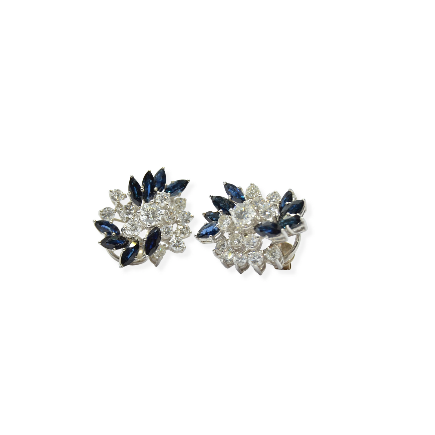 Juego de sortija y pendientes en oro blanco 18k, zafiros y diamantes.