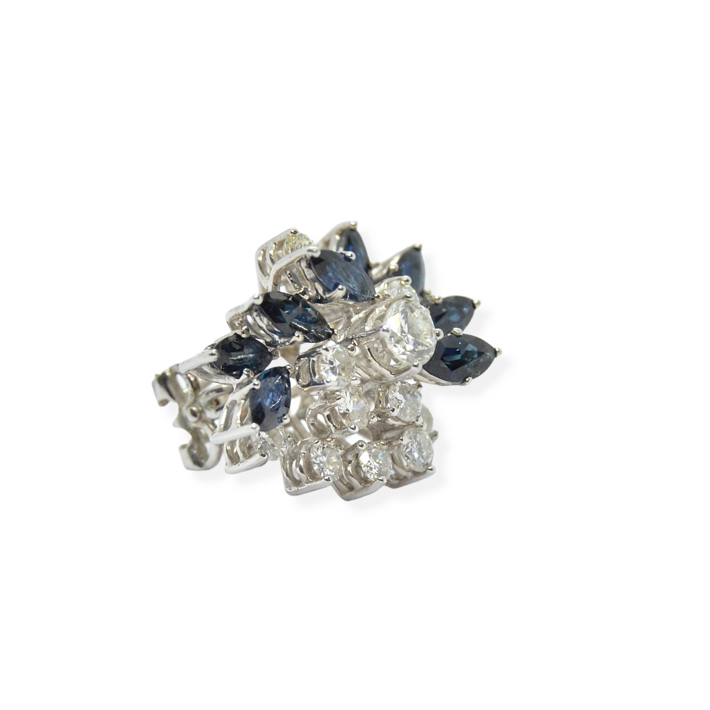 Juego de sortija y pendientes en oro blanco 18k, zafiros y diamantes.