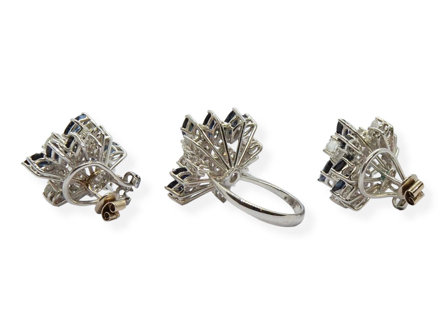Juego de sortija y pendientes en oro blanco 18k, zafiros y diamantes.