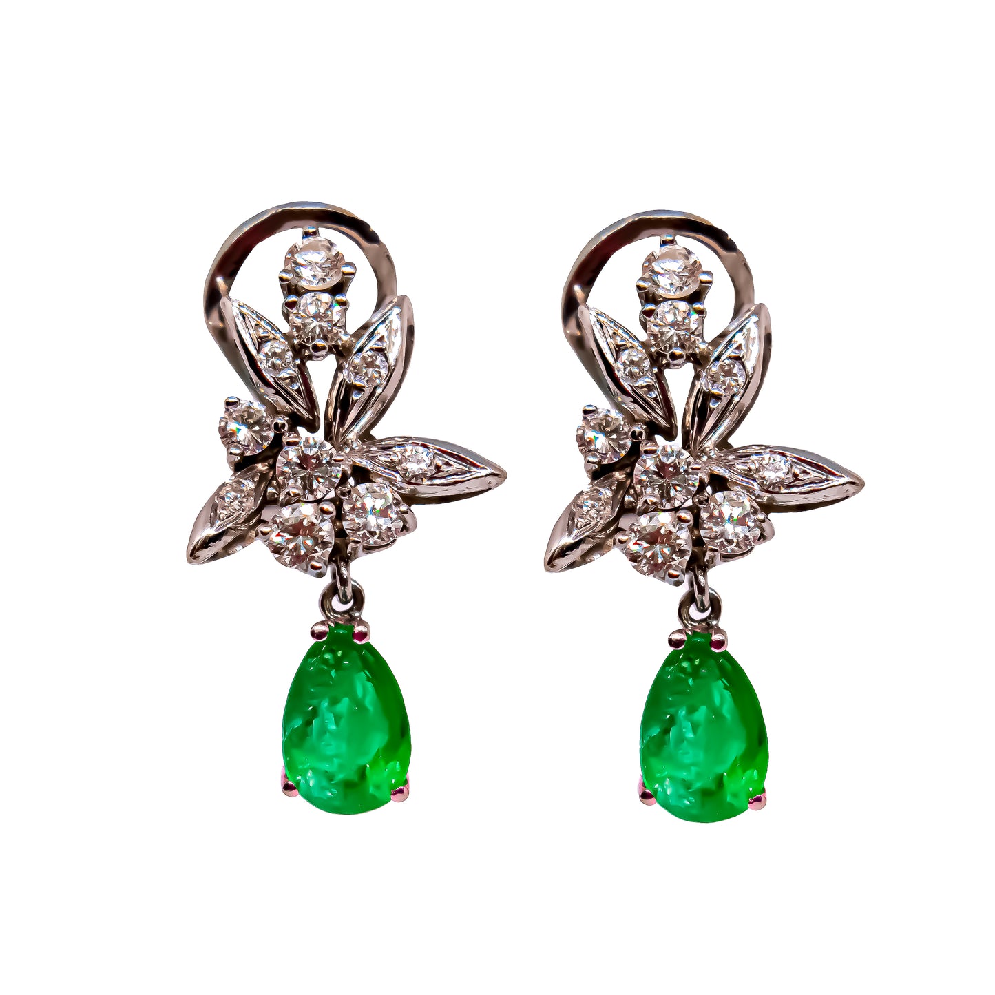 Conjunto de sortija y pendientes en oro blanco de 18 quilates con esmeraldas y diamantes.
