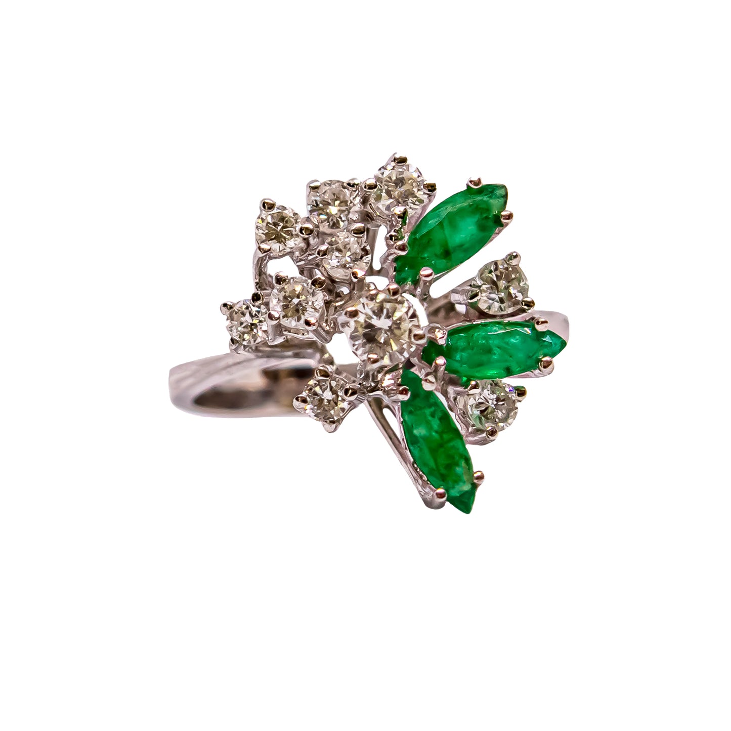 Conjunto de sortija y pendientes en oro blanco de 18 quilates con esmeraldas y diamantes.